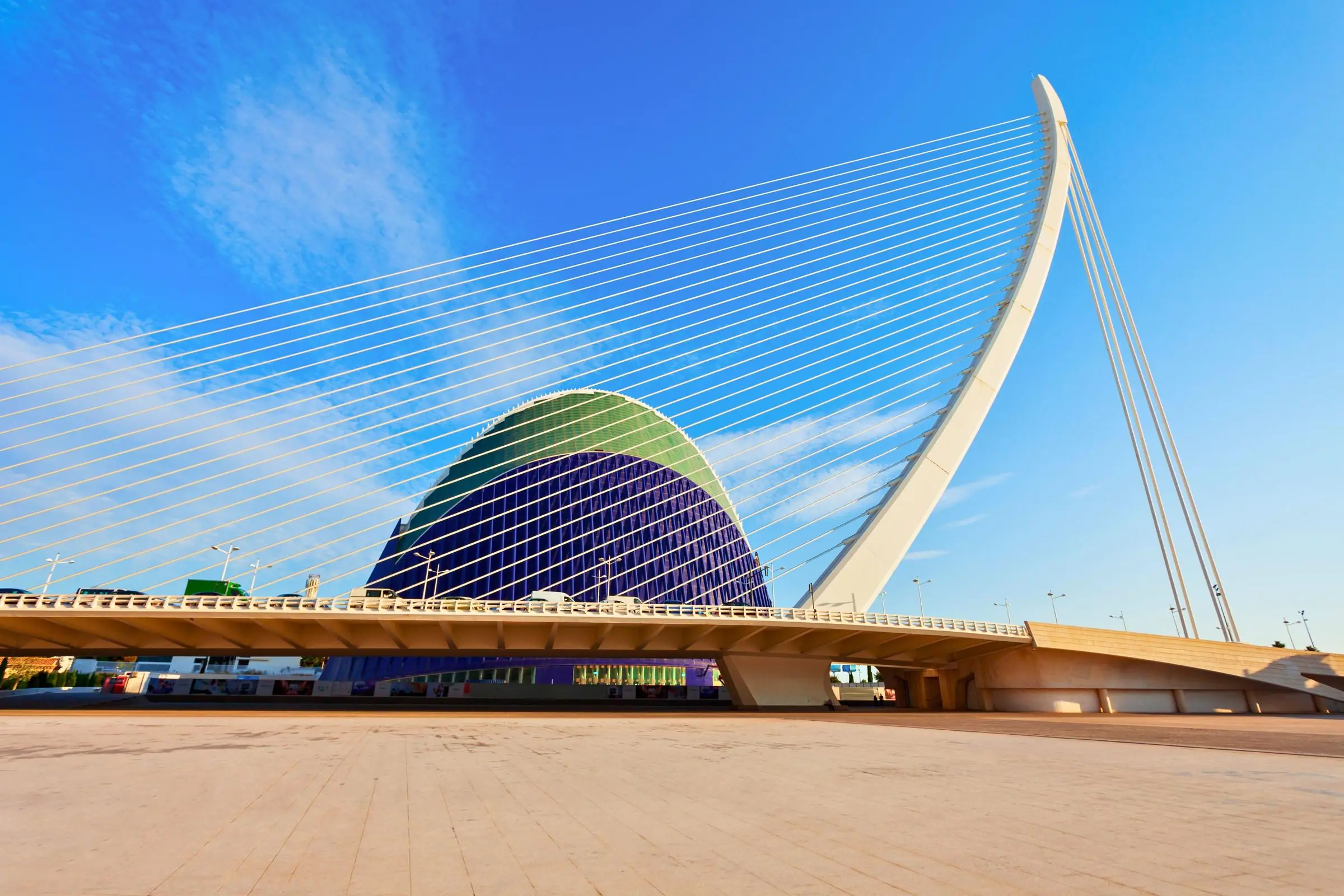 The L'Assut de l'Or bridge and the Science Museum exterior